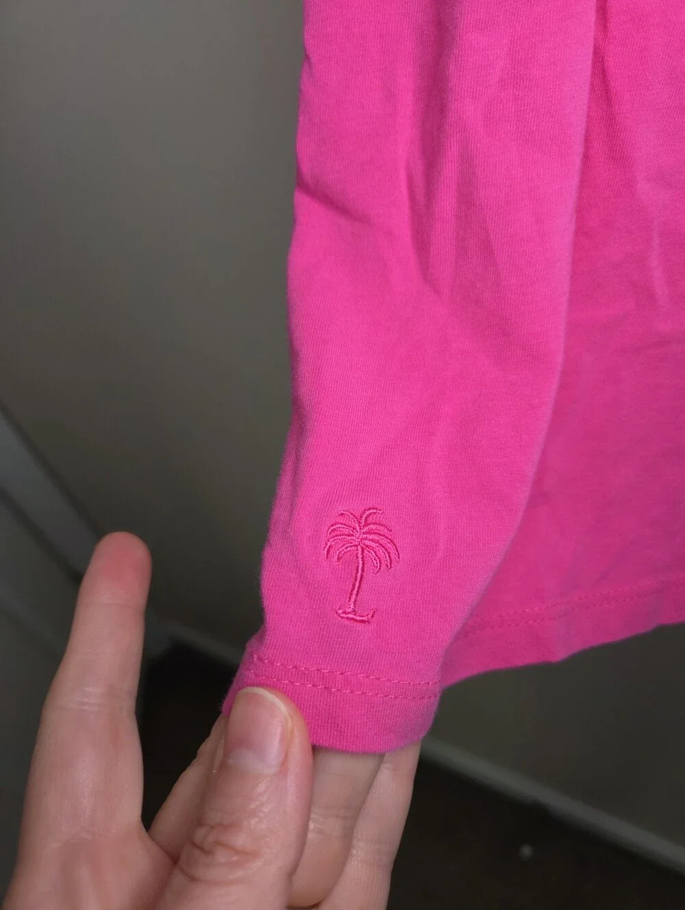 Women's Lilly Pulitzer Pink V-Neck T-Shirt Sz Medium - Picture 4 of 7